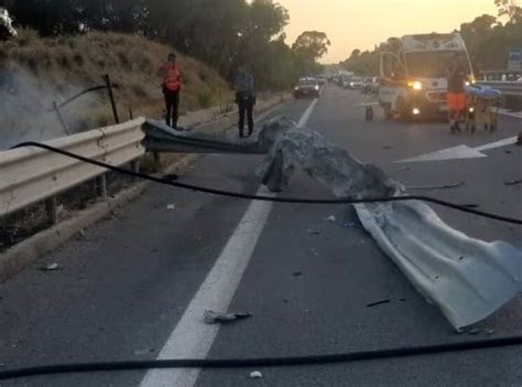 Calabria Porsche Esce Di Strada Finisce Nella Scarpata E Prende