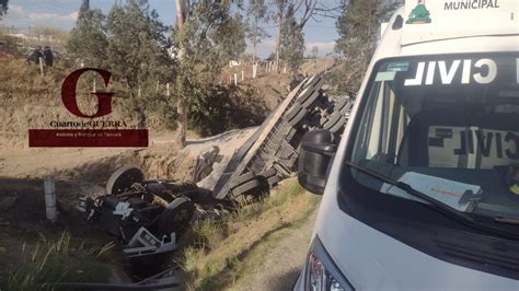 Vuelca tráiler cargado de grava en Libramiento Apizaco resulta ileso