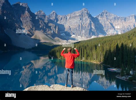 Touristen Mit Offenen Armen Am Aussichtspunkt Mit Blick Auf Moraine