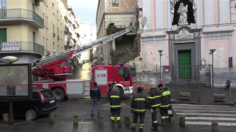 Crolla Parte Della Facciata Di Una Chiesa A Napoli Un Architetto Del