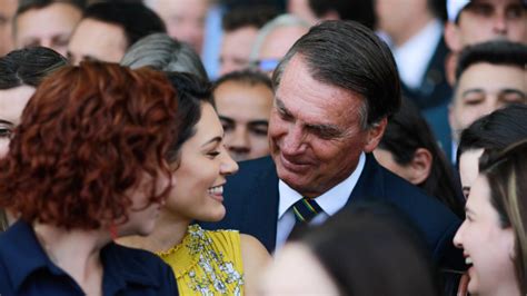 Bolsonaro Chega Ao Brasil E Encontra Michelle E Aliados