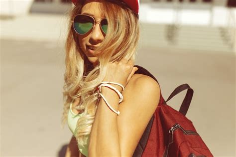 Sexy Blonde Jeune Femme Marchant Dans La Rue Photo Gratuite