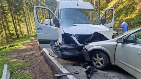 Un microbuz de transport copii implicat într un grav accident rutier