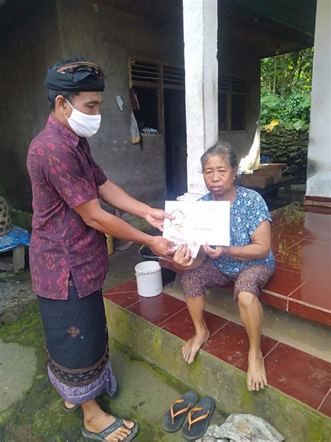 PENYERAHAN BANTUAN LANGSUNG TUNAI BLT TAHAP 9 DI DESA SELAT Desa Selat