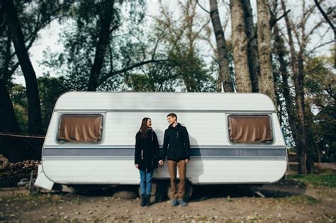 Pareja Pareja De Enamorados Cogidos De La Mano Y Mirando El Uno Al