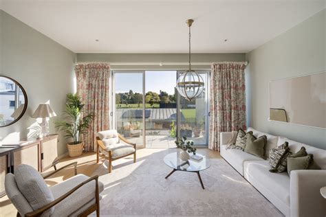 Pangbourne Avenue - House To Rent in North Kensington