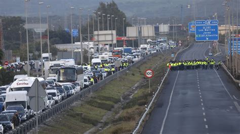 Imágenes del corte de la A 7 por los trabajadores de Acerinox en huelga