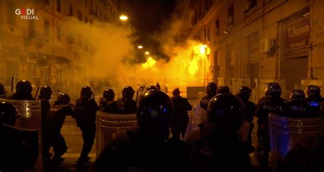 Libert Libert Napoli In Rivolta Contro Il Lockdown Anti Covid