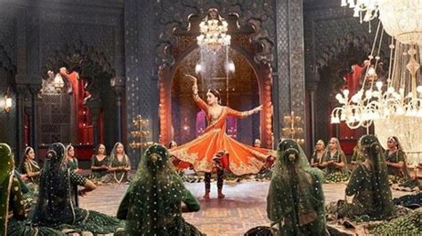 Kalank: Madhuri Dixit dances her heart out in Tabah Hogaye first look ...