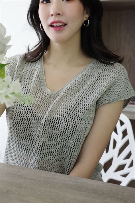 V-neck sleeveless Blouse (Kapok) - บริษัท กรีนแคร์ จำกัด