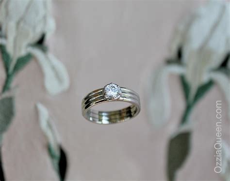 Классическое кольцо с одним камнем.