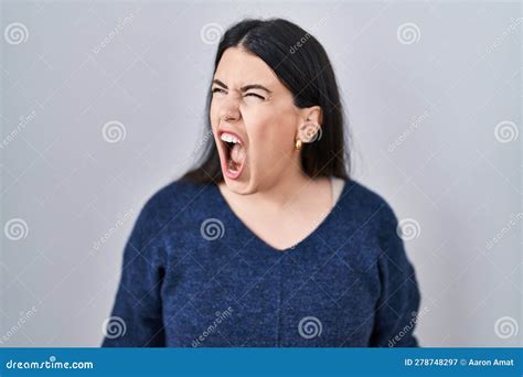 Jeune Brunette Debout Sur Fond Isolé Furieuse Et Furieuse Hurlant Frustrée Et Furieuse De Colère