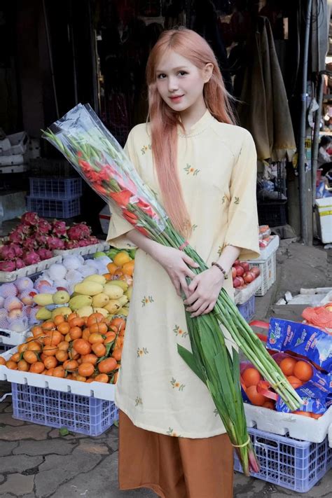 Hot girl làng game rạng rỡ trong tà áo dài ngày đầu năm mới