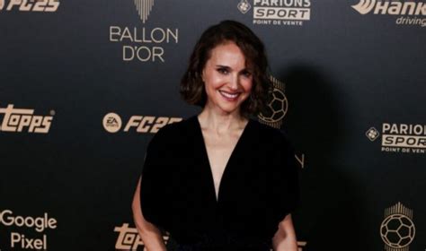 Natalie Portman deslumbra en el Balón de Oro 2024 con su pasión por el