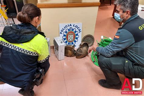 La Guardia Civil Y Polic A Local Detienen A Dos Hombres Por Robar