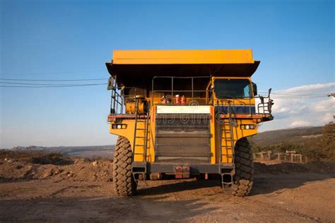 Planta Da Carv O Prepara O Caminh O De Minera O Grande No Transporte