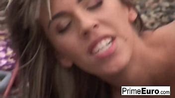 La sexy morena Jennyfer recibe una doble penetración al aire libre XVIDEOS