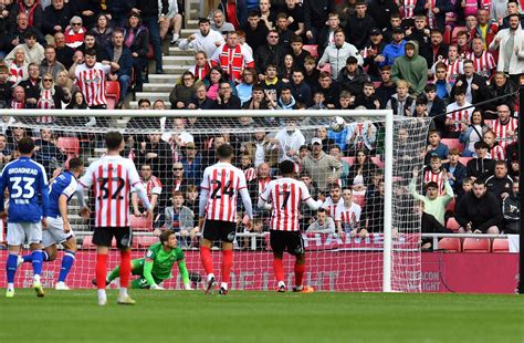 Joe Nicholson Reacts After Sunderland S 2 1 Defeat Against Ipswich At