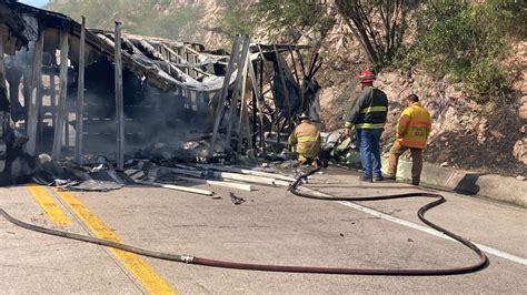 Quedó hecho ceniza Vuelca y se incendia camión de carga en la Tepic