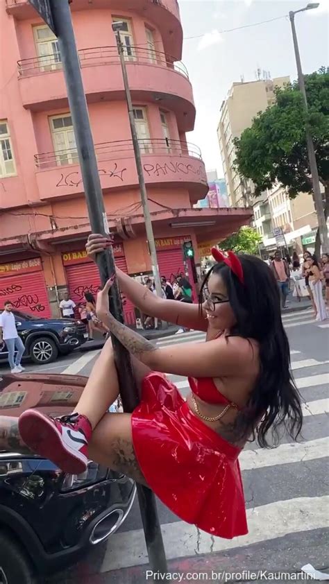 Kau Martini Mostrando A Buceta Na Parada Gay Cnn Amador