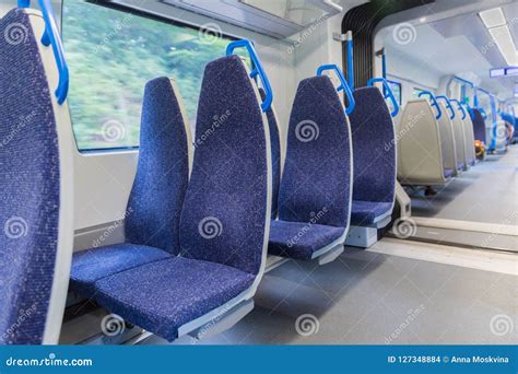 El Azul Del Tren El Ctrico Sienta El Interior Expreso Foto De Archivo