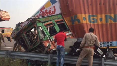 Up Sultanpur Purvanchal Expressway Bmw Truck Accident