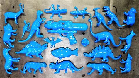 Membersihkan Dinosaurus Penuh Lumpur Biru Allosaurus Triceratops