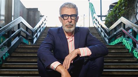 Es un referente gay español En su nuevo libro ajusta cuentas con quienes hicieron de su vida