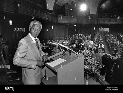 ARKIV STOCKHOLM 1990-03-13 *For your files* ANC-leader Nelson Mandela is seen giving a speech at ...