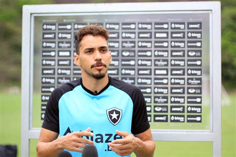 Destaque do Botafogo Eduardo projeta clássico contra o Fluminense