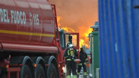 Modugno Incendio Nella Zona Industriale Il Sindaco Tenete Chiuse Le