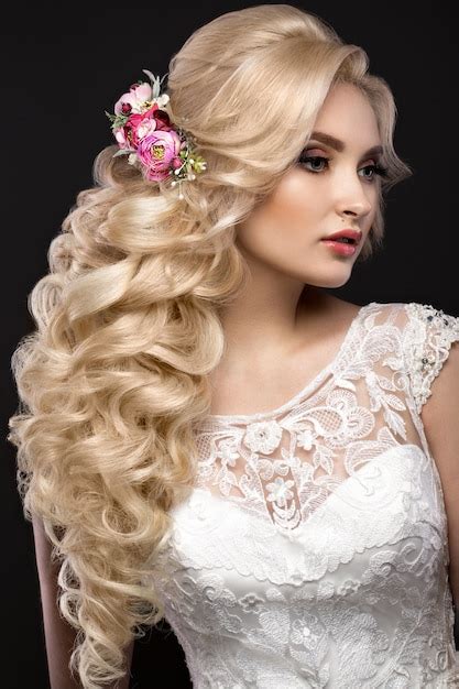 Coiffure D Une Belle Fille Blonde En Robe De Mari E Photo Premium
