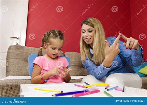 Jeune M Re Apprenant Sa Fille Comment Compter Image Stock Image Du