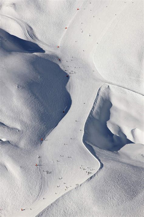 无人竖图俯视航拍室外白天旅游度假美景山山脉雪大雪法国欧洲阴影光线影子积雪景观山峰雪景冬季冬天