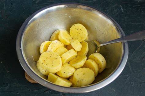 Тающий запеченный картофель с соусом тартар. Пошаговый рецепт с фото ...
