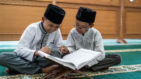 Agar Anak Mau Belajar Membaca Al Quran, Ikuti 5 Cara Mudah Ini!