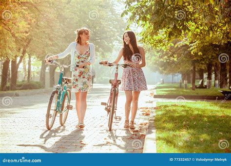 Le Due Ragazze Con Le Biciclette In Parco Immagine Stock Immagine Di