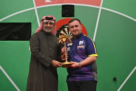 Littler, la nouvelle star du darts, remporte le Bahrain Darts Masters