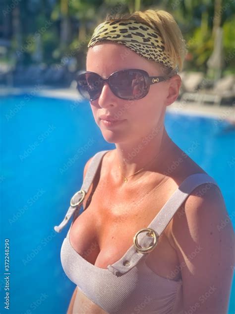 Jeune Femme En Bikini Clair Dans Une Piscine Stock Photo Adobe Stock
