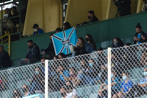 Gurias Gremistas recebem torcida no Vieirão na partida contra o Pelotas