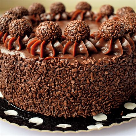 Bolo De Brigadeiro Médio 20 A 25 Fatias Elo7