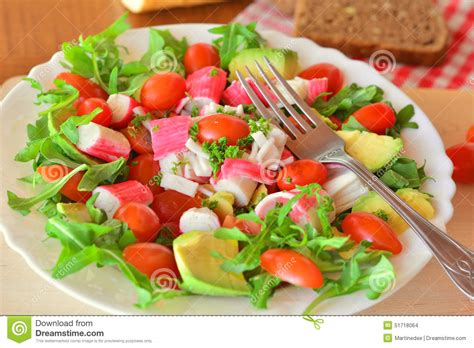 Ensalada Vegetal Mezclada Con Los Palillos Y El Aguacate Del Cangrejo