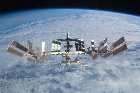 File:STS-128 ISS Separation 01.jpg - Wikimedia Commons