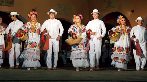 Trajes Típicos Mexicanos Conoce El Amor Por El País En Cada Una De