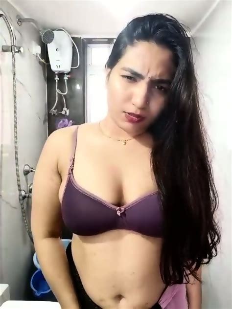 Your Hottie Girl Full Nude Bathing On StripChat Live