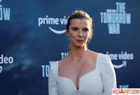 Betty Gilpin Nude Leaked Photo