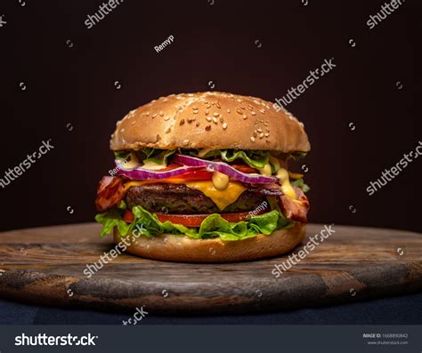 Стоковая фотография 1668890842: Бургеры из говядины на деревянной ...