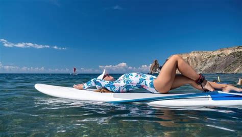 Mujer Sana Feliz En Forma De Bikini Relaj Ndose En Una Tabla De Surf Sup Flotando En El Mar