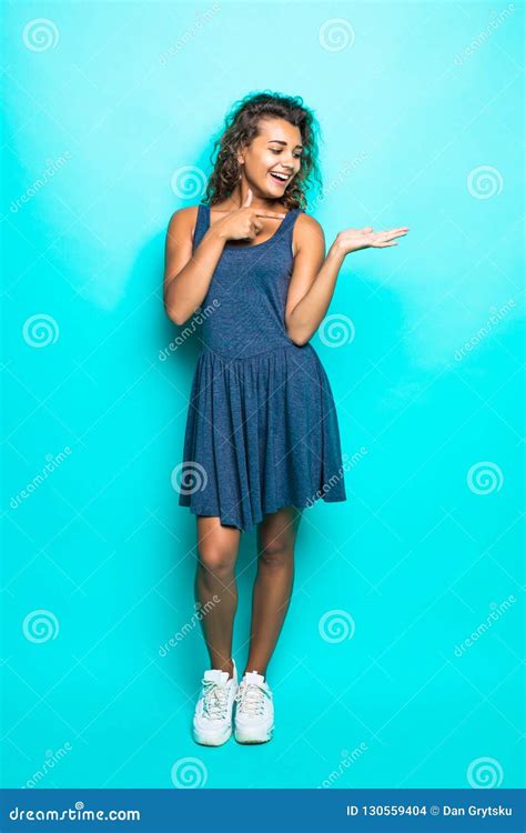 Ritratto Completo Di Statura Di Donna Latina Abbastanza Giovane Con La Palma Aperta In Vestito