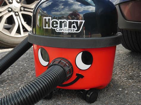 Henry: The vacuum cleaner with a face - Slummy single mummy